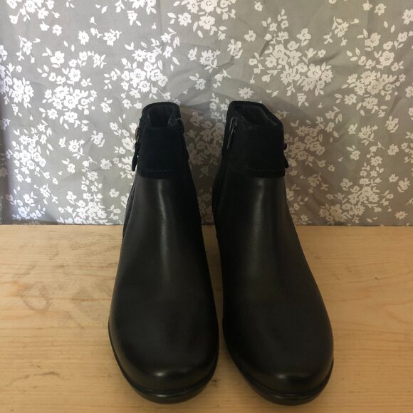 BLACK ANKLE BOOT WITH DOUBLE CLOSURE CLARKS - Picture 1 of 5